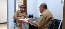 Pengecekan Data Kependudukan Dukuh Bengle I dan Dukuh Bengle II di Ruang Kerja Carik